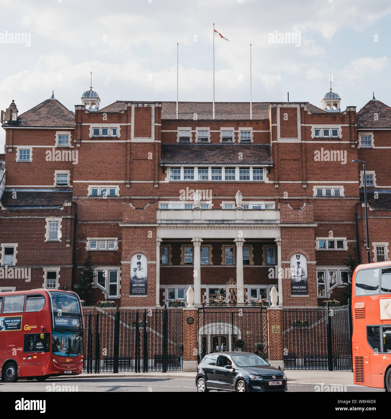 London, Regno Unito - 16 Luglio 2019: autobus e auto la guida passato Kennington Oval, un international cricket ground e casa di Surrey County Cricket Club Foto Stock