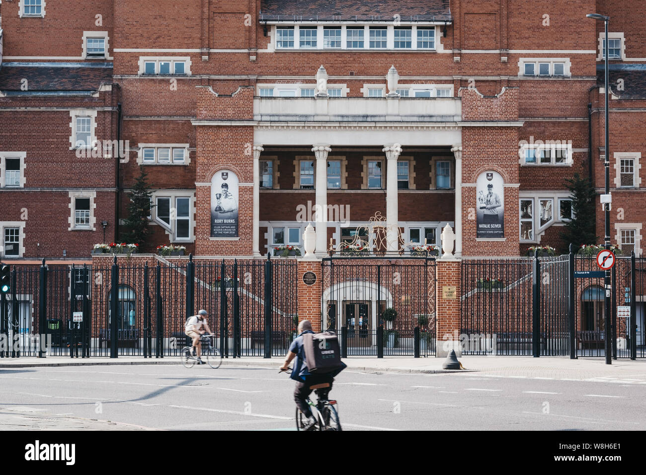 London, Regno Unito - 16 Luglio 2019: I ciclisti in sella passato Kennington Oval, un international cricket ground e casa di Surrey County Cricket Club poiché Foto Stock