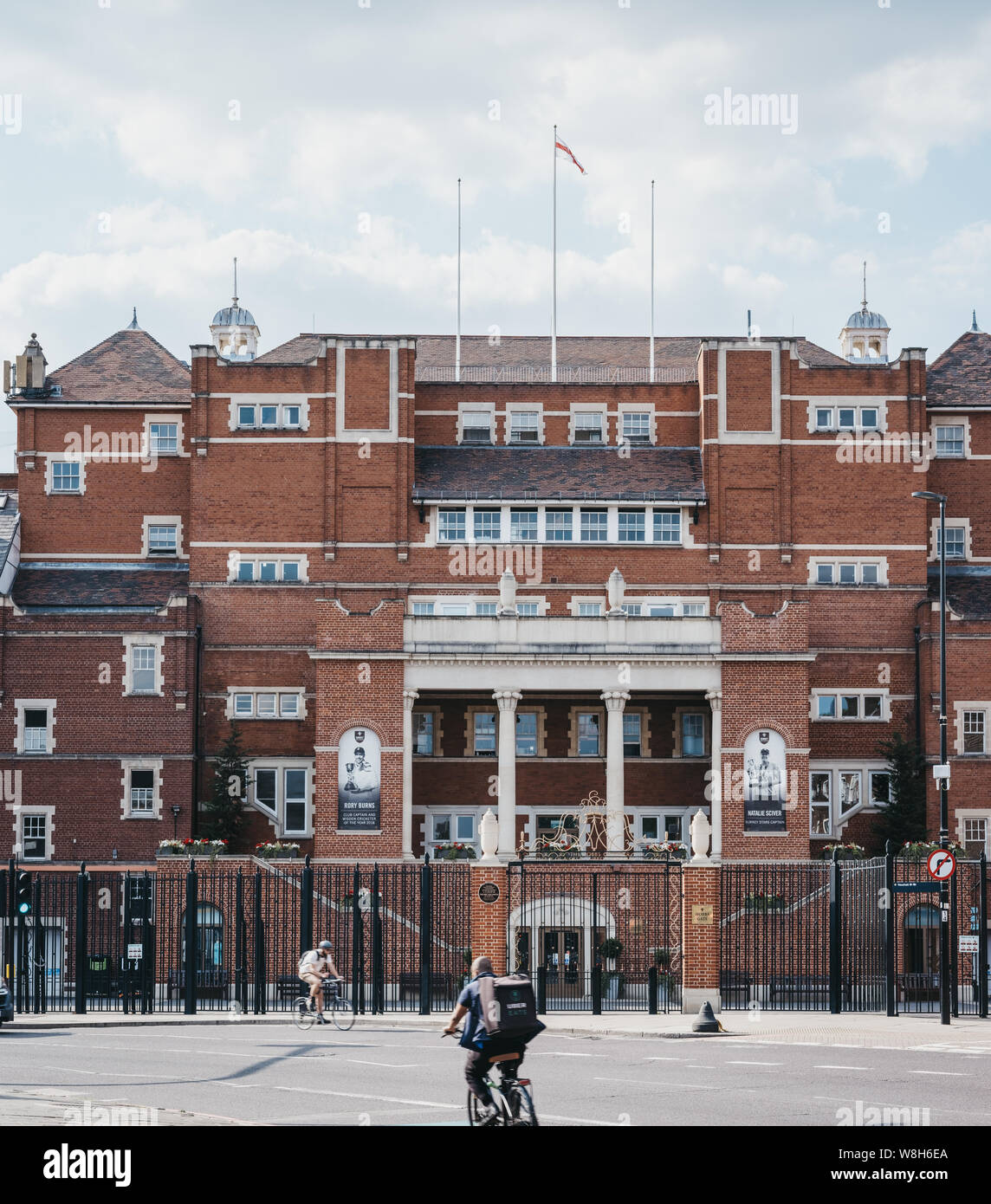 London, Regno Unito - 16 Luglio 2019: I ciclisti in sella passato Kennington Oval, un international cricket ground e casa di Surrey County Cricket Club poiché Foto Stock