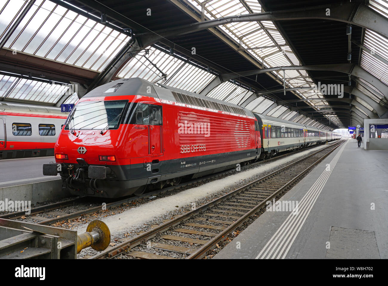 Zurigo, Svizzera -19 maggio 2019- i treni da FFS Ferrovie Federali Svizzere company (Schweizerische Bundesbahnen) a Zurigo stazione ferroviaria. Foto Stock