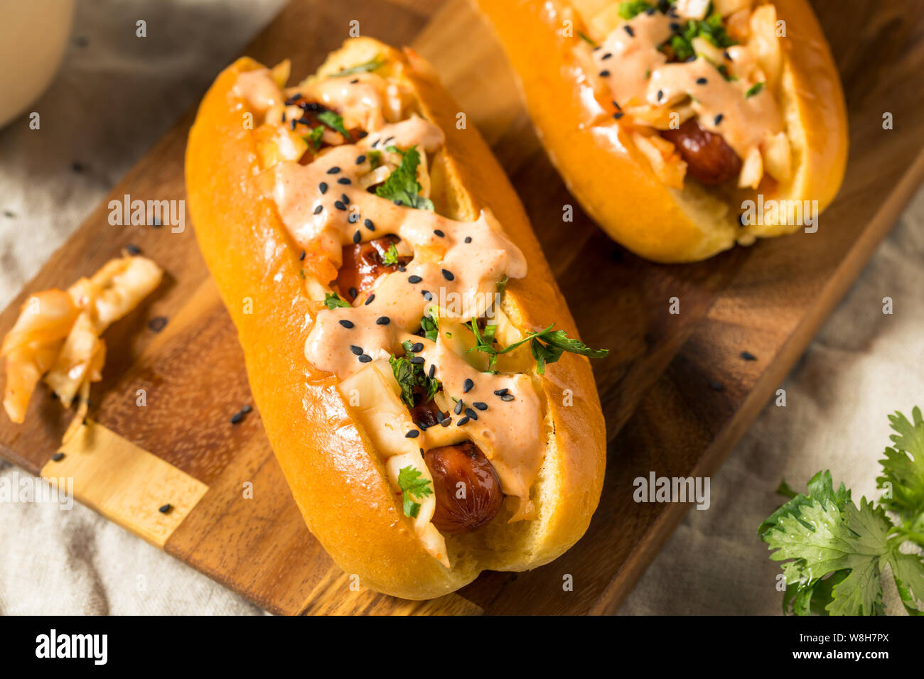 In casa di kimchi coreano Hot Dogs con Sriracha e di semi di sesamo Foto Stock