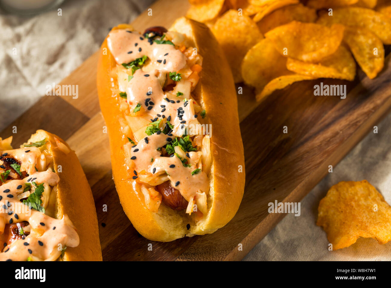 In casa di kimchi coreano Hot Dogs con Sriracha e di semi di sesamo Foto Stock