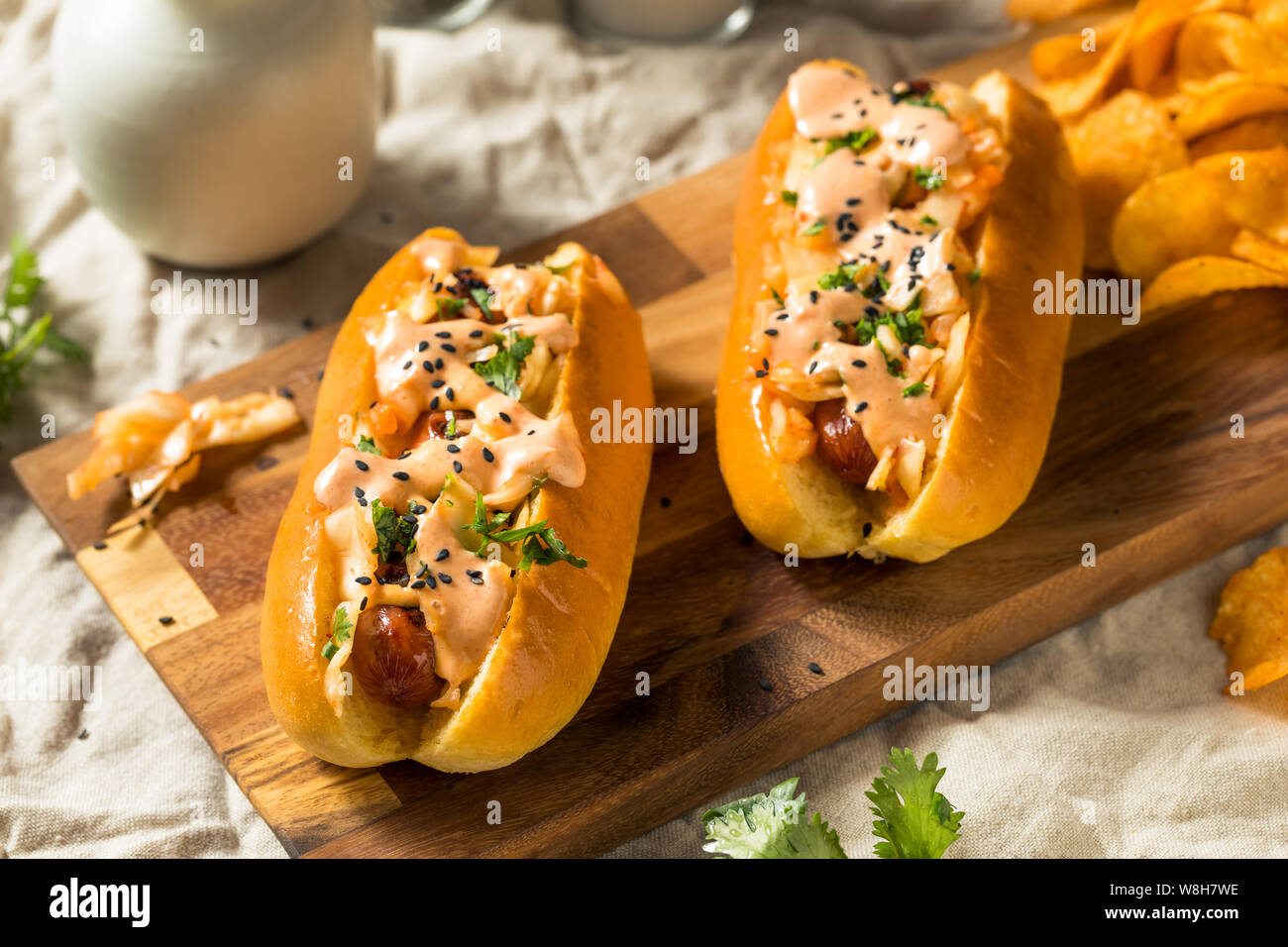 In casa di kimchi coreano Hot Dogs con Sriracha e di semi di sesamo Foto Stock