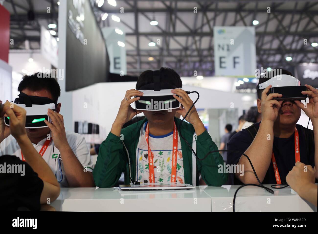 I visitatori di provare dispositivi da indossare durante la International Consumer Electronics Show Asia (International CES Asia) in Cina a Shanghai, 26 maggio 2015. Foto Stock