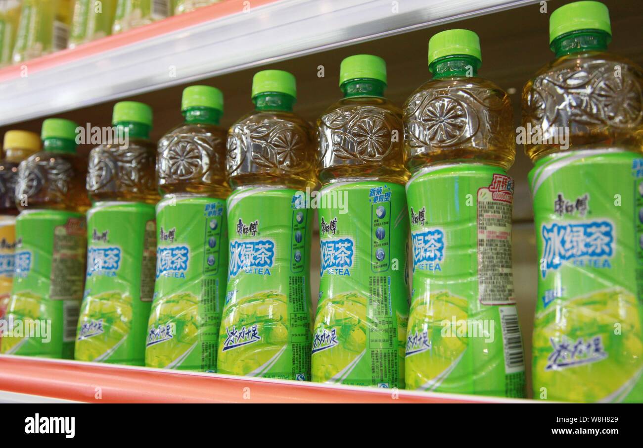 --FILE--bottiglie del maestro Kong ice tea di Tingyi (Isole Cayman) Azienda Corp. sono in vendita in un supermercato in città di Nanjing, a est della Cina di Jiangsu pr Foto Stock