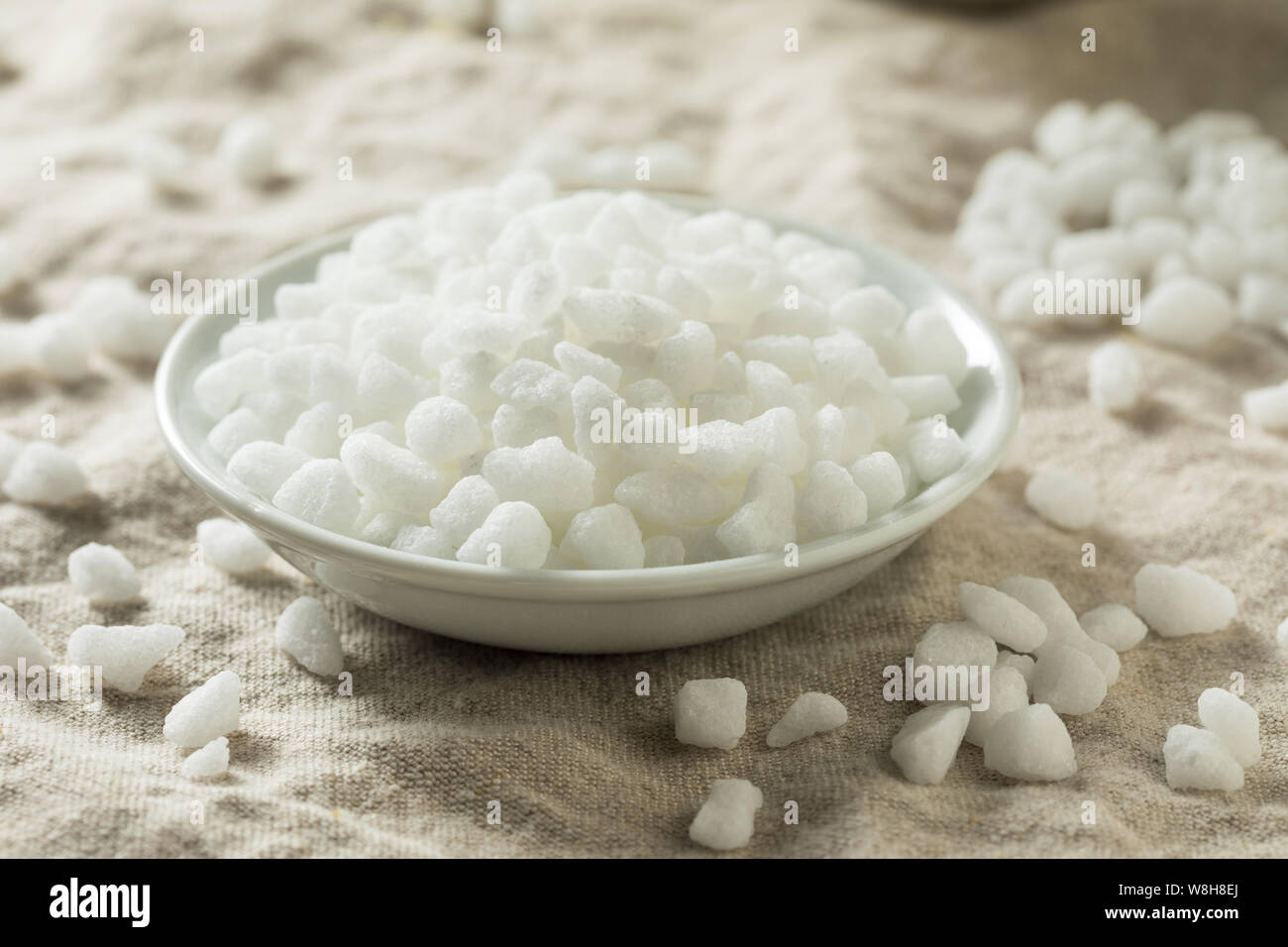 Organici di perla bianca lo zucchero in una terrina Foto Stock