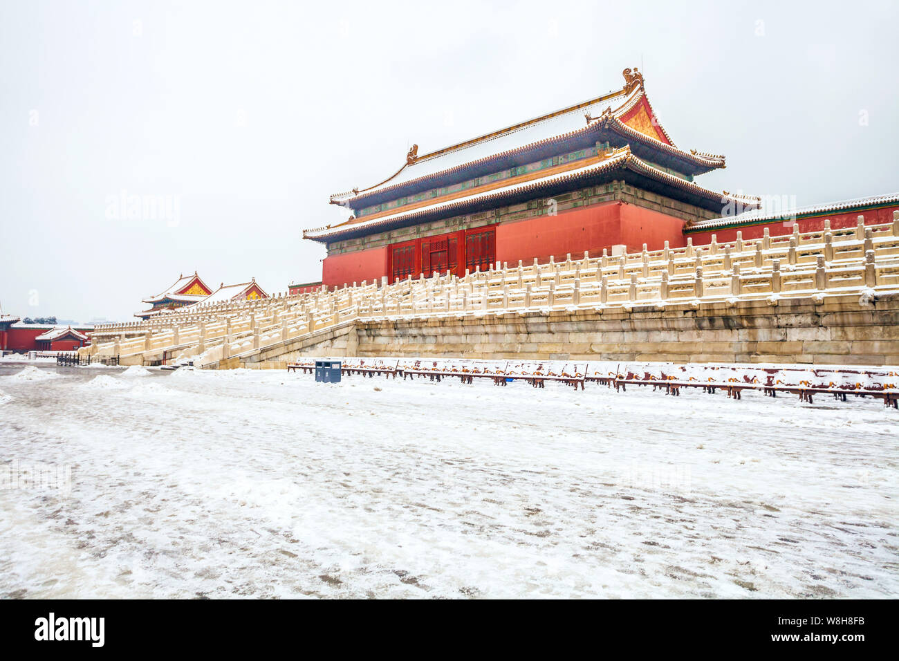 Vista del Palazzo Museo, conosciuta anche come la Città Proibita, nella neve a Pechino in Cina, 22 novembre 2015. Foto Stock