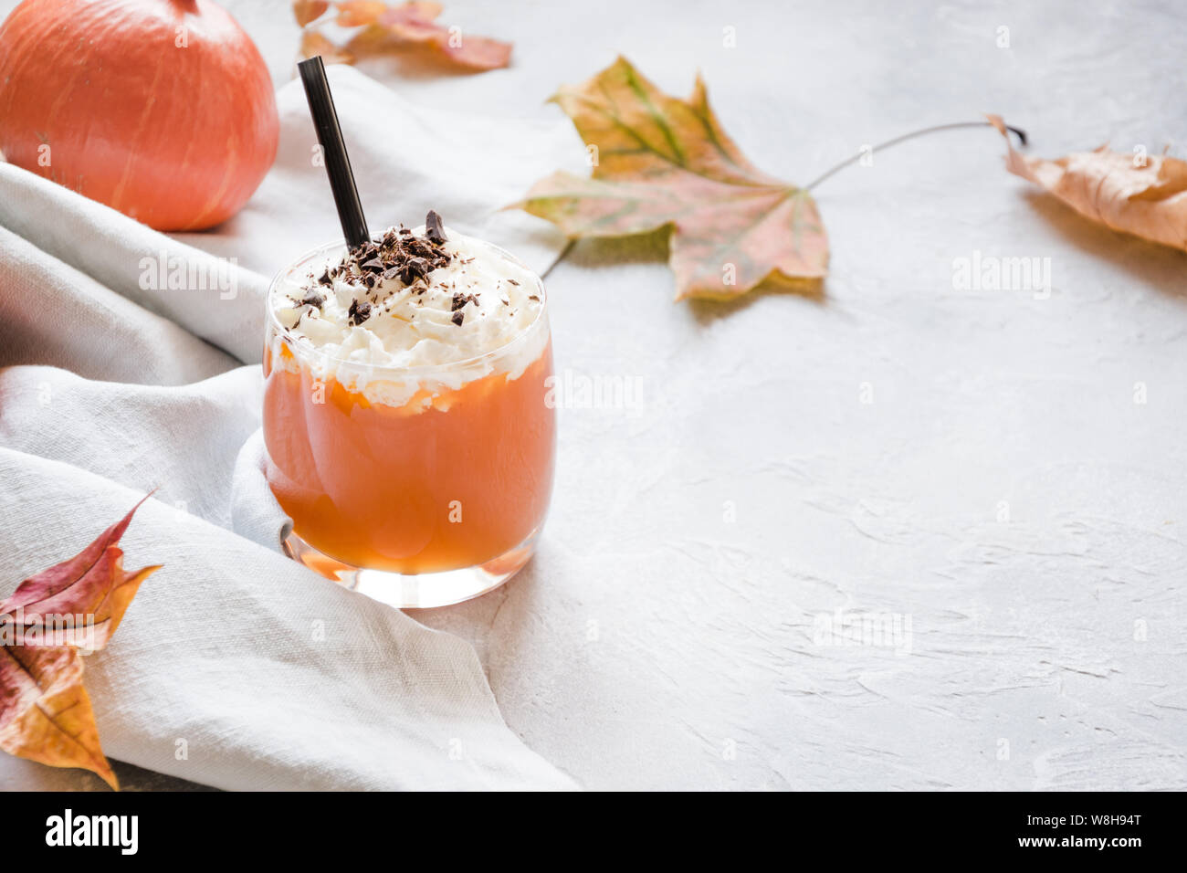 Zucca freschi frullato di spezie o di succo. Autunno autunno o inverno bevanda calda. Accogliente bevanda salutare. Copia dello spazio. Foto Stock