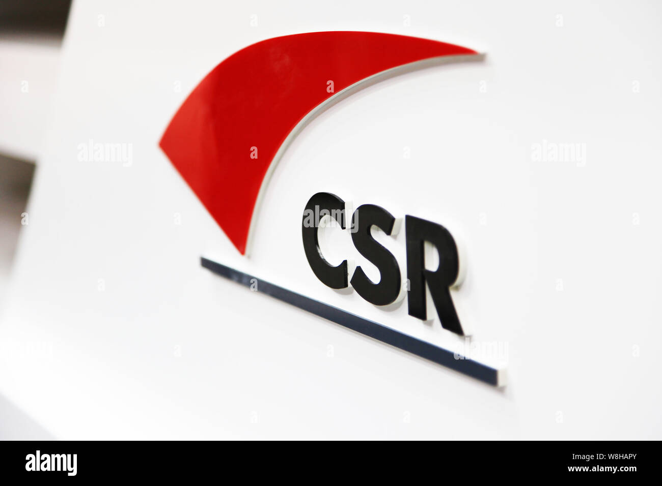 --FILE--un cartello di CSR (Cina sud Locomotive e materiale rotabile Corporation Limited) è raffigurato durante una fiera a Pechino in Cina, 29 ottobre 2014. Foto Stock
