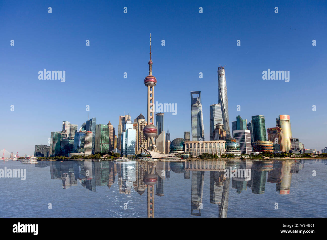 --FILE--paesaggio urbano del Quartiere Finanziario di Lujiazui con la Shanghai Tower, la Oriental Pearl TV Tower e altri grattacieli e alto edificio Foto Stock