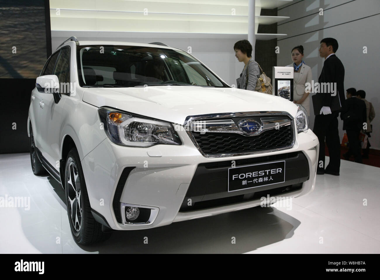 --FILE--i visitatori guardano una Subaru Forester durante il XV Shanghai industria automobilistica internazionale mostra, noto anche come Auto Shanghai 2013, Foto Stock