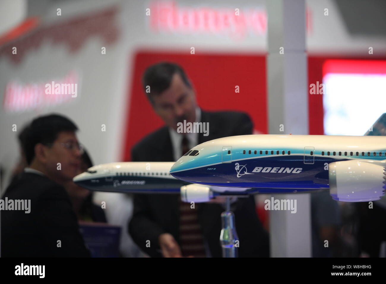 --FILE--un dipendente straniero introduce aerei Boeing ai visitatori durante il XIV Aviation Expo Cina 2011 a Pechino, in Cina, 21 settembre 2011. Boei Foto Stock