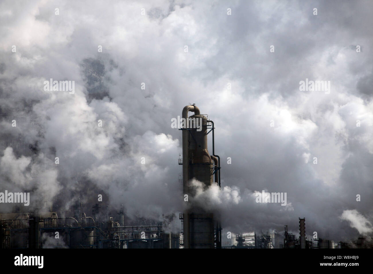 --FILE--fumo pesante viene scaricato da camini in corrispondenza di un impianto di etilene di PetroChina nella città di Jilin, a nord-est della Cina di provincia di Jilin, 18 febbraio 2012. Foto Stock