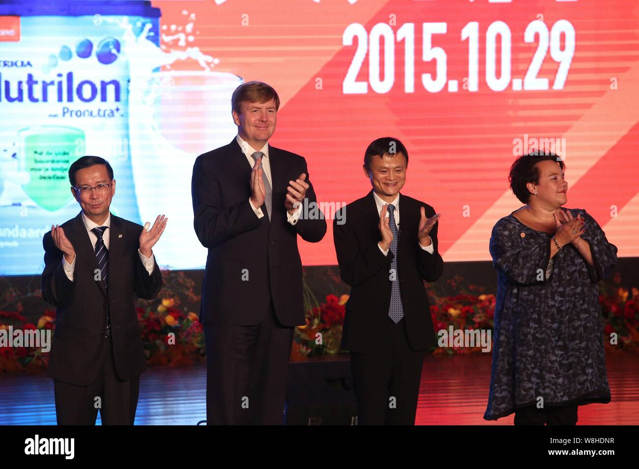 Re Willem-Alexander dei Paesi Bassi, la seconda a sinistra e Jack Ma Yun, seconda a destra, presidente del gruppo Alibaba, applaudire durante la cerimonia di lancio di Foto Stock