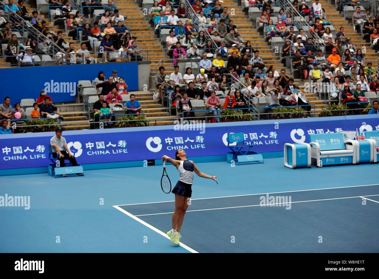 Flavia PENNETTA di Italia serve contro Teliana Pereira del Brasile nella loro seconda partita delle donne singoli durante il 2015 China Open tennis Foto Stock