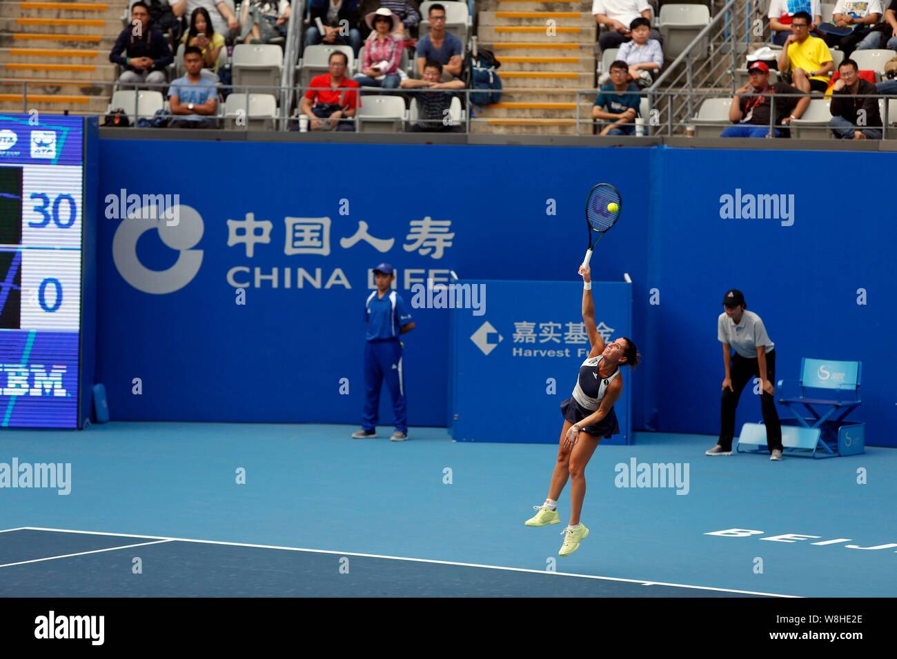 Flavia PENNETTA di Italia serve contro Teliana Pereira del Brasile nella loro seconda partita delle donne singoli durante il 2015 China Open tennis Foto Stock