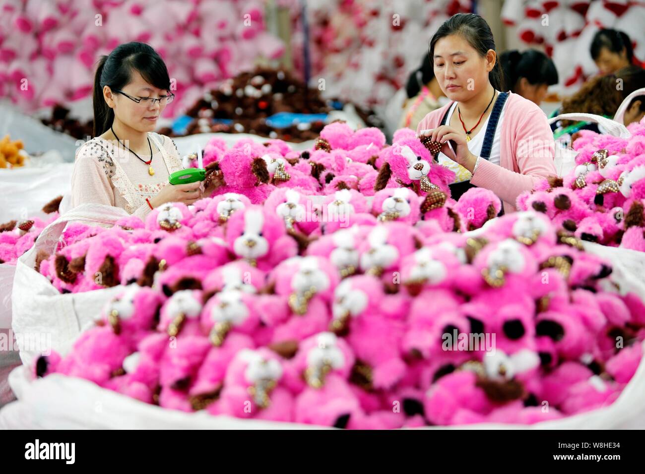 --FILE--femmina di lavoratori cinesi fanno giocattoli in una fabbrica di giocattoli in Lianyungang city, est cinese della provincia di Jiangsu, 8 ottobre 2015. Della Cina di crescita del PIL i Foto Stock