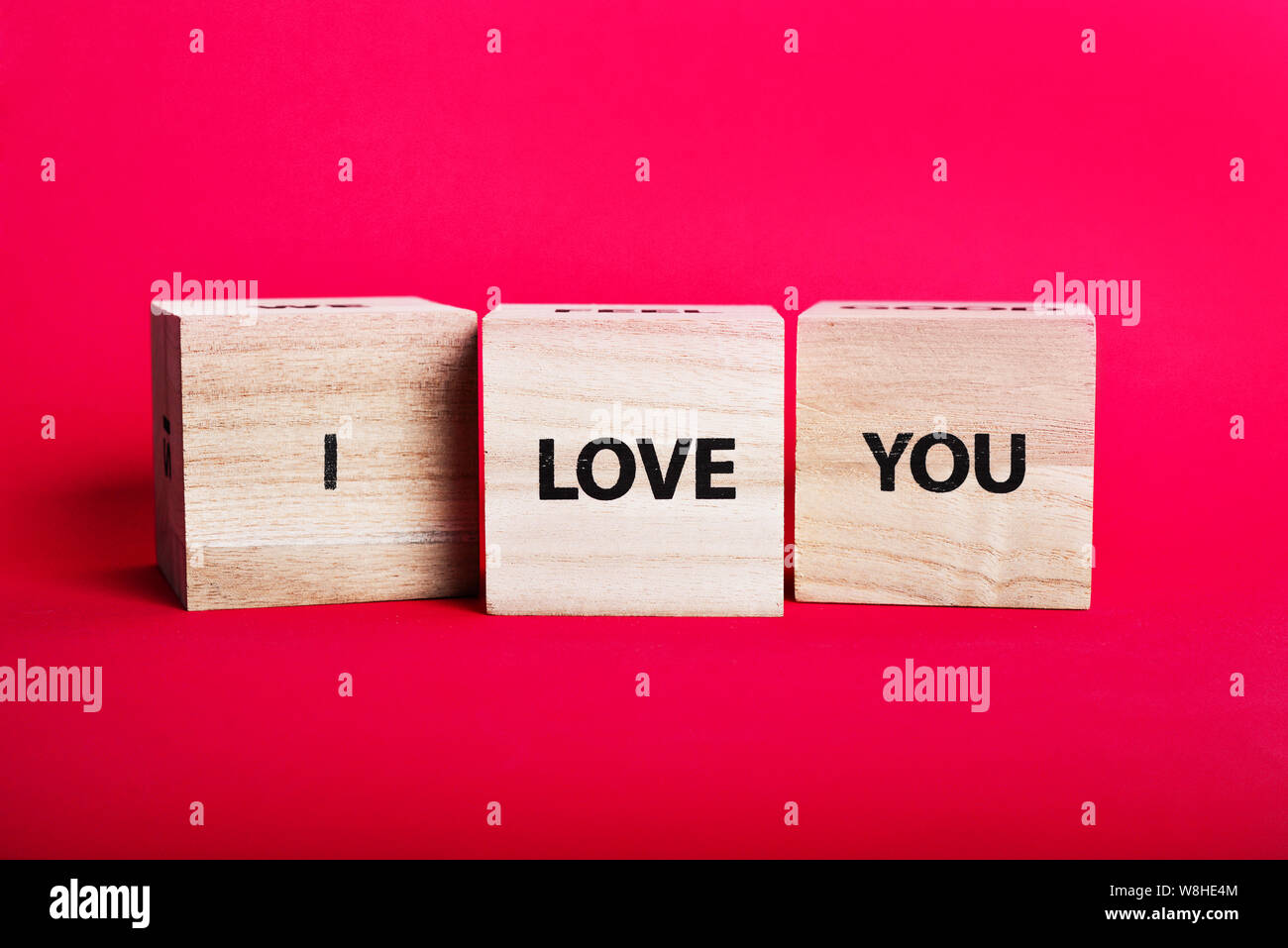 Messaggio "ti amo scritto' in blocchi di legno su sfondo rosa Foto Stock