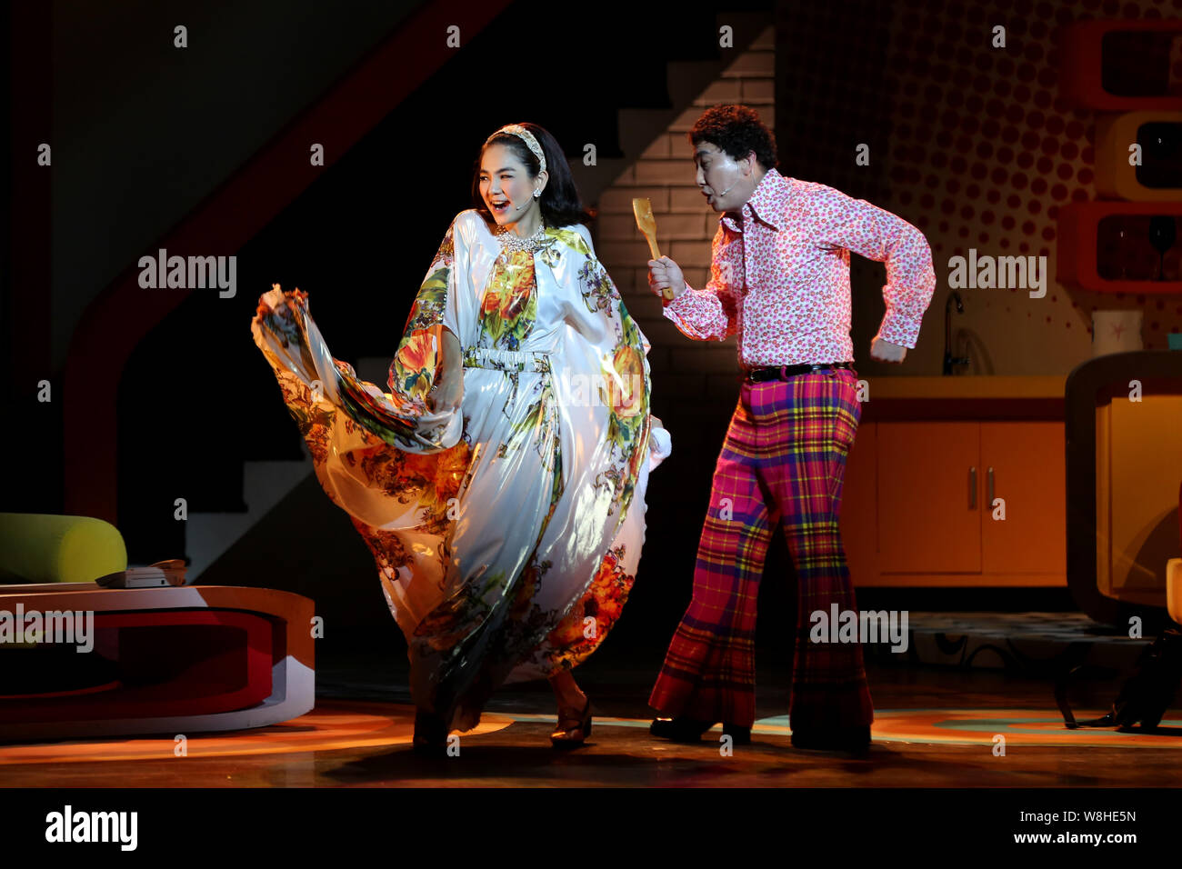 Cantante e attrice ella Chen Chia-hwa, a sinistra della ragazza Taiwanese group S.H.E, compie durante il suo primo spettacolo teatrale "Le Jeu de l¯Amour et du Hasard" in S Foto Stock