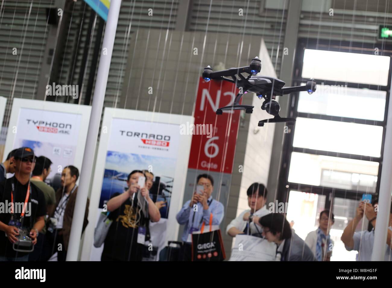 Una fotocamera dotata di antenna senza equipaggio veicolo (UAV), o drone, di DJI (Dajiang innovazioni), posiziona il puntatore del mouse durante l'International Consumer Electronics Show Asi Foto Stock