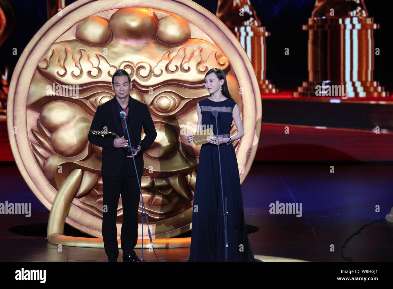 Attrice cinese Tang Yan, destra e attore Vincent Chiu Man-cheuk annunciare il vincitore di un premio durante la cerimonia di premiazione della quinta Pechino Inte Foto Stock