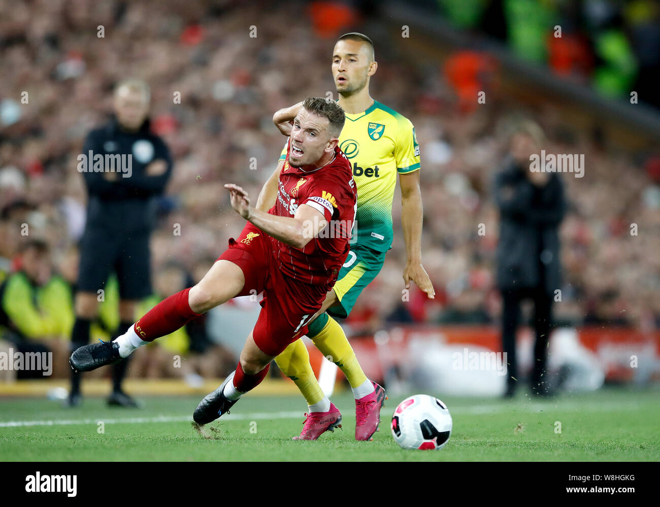 Liverpool la Giordania Henderson (sinistra) e Norwich City's Moritz Leitner battaglia per la palla durante il match di Premier League ad Anfield, Liverpool. Foto Stock