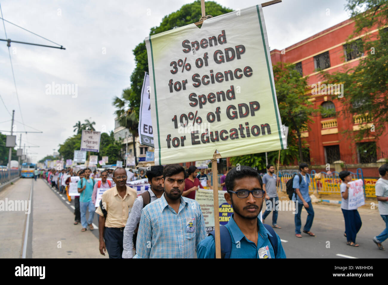 Studenti indiani, studiosi e scienziati tenere cartelloni dei loro richieste durante l'India marzo per la scienza in Kolkata.Gli scienziati, studiosi e studenti partecipano a "India marzo per la scienza' per sostenere le loro diverse esigenze come il 3 e il 10% del PIL di allocazione per scienza e istruzione e di alzare la voce contro i responsabili politici che perseguono politiche che ignorare prove scientifiche. Foto Stock