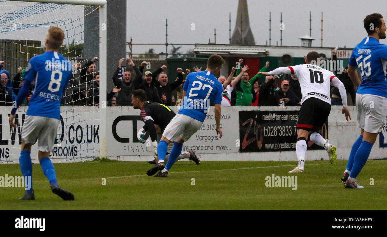 Mourneview Park, Lurgan, Irlanda del Nord, Regno Unito. 09Aug 2019. Danske Bank Premiership; Glenavon v Glentoran (bianco) nel gioco di apertura della stagione 2019-2020 in Irlanda del Nord. Darren Murray (10) segna il primo gol della nuova stagione per mettere Glentoran avanti dopo soli quattro minuti. Credit:CAZIMB/Alamy Live News. Foto Stock