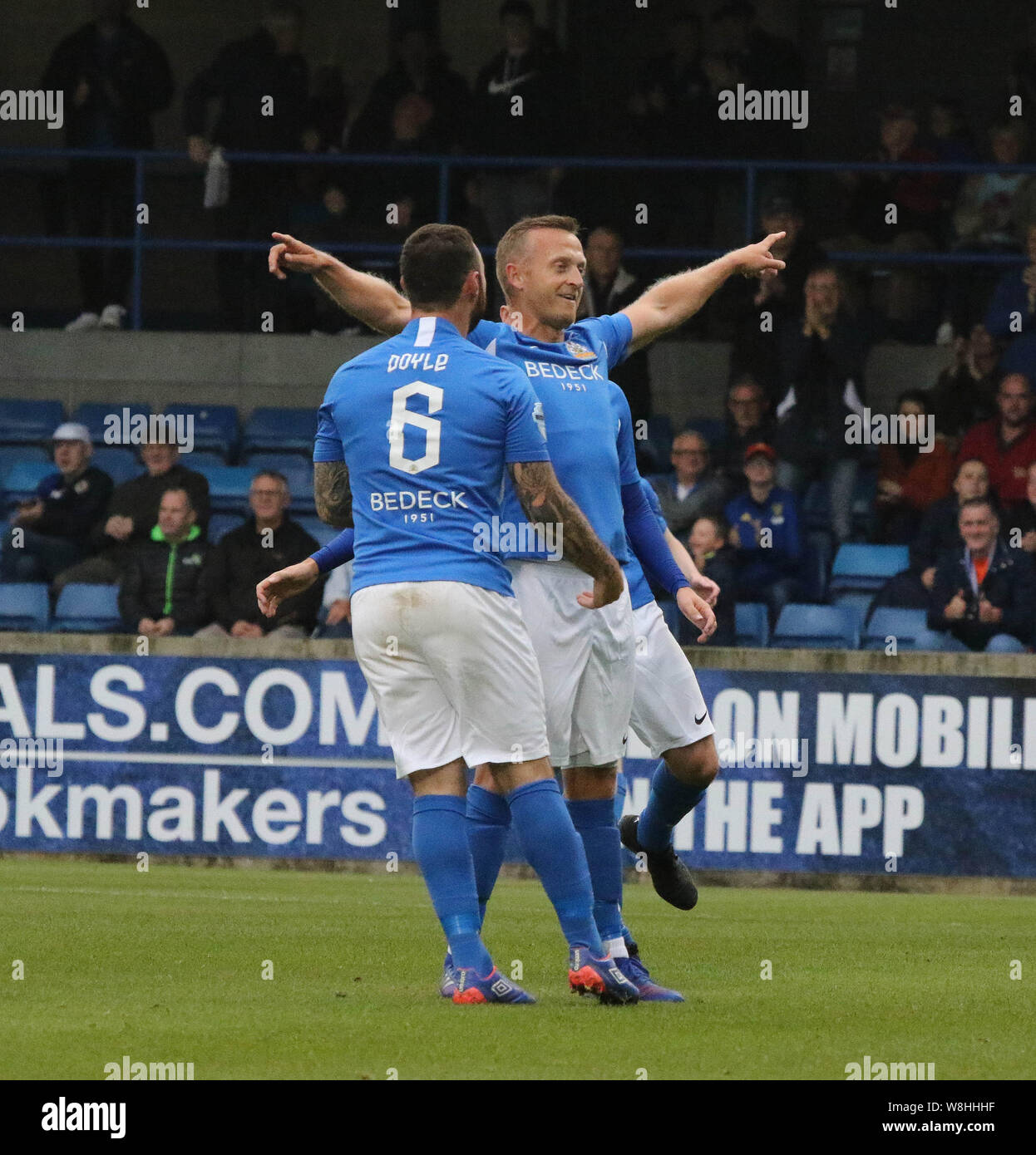 Mourneview Park, Lurgan, Irlanda del Nord, Regno Unito. 09Aug 2019. Danske Bank Premiership; Glenavon v Glentoran (bianco) nel gioco di apertura della stagione 2019-2020 in Irlanda del Nord. Sammy Clingan celebra il suo equalizzatore per Gelnavon. Credit:CAZIMB/Alamy Live News. Foto Stock