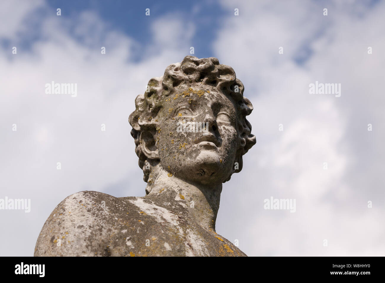 Close up Adone scultura nel giardino di rose a Hampton Court Palace. Foto Stock