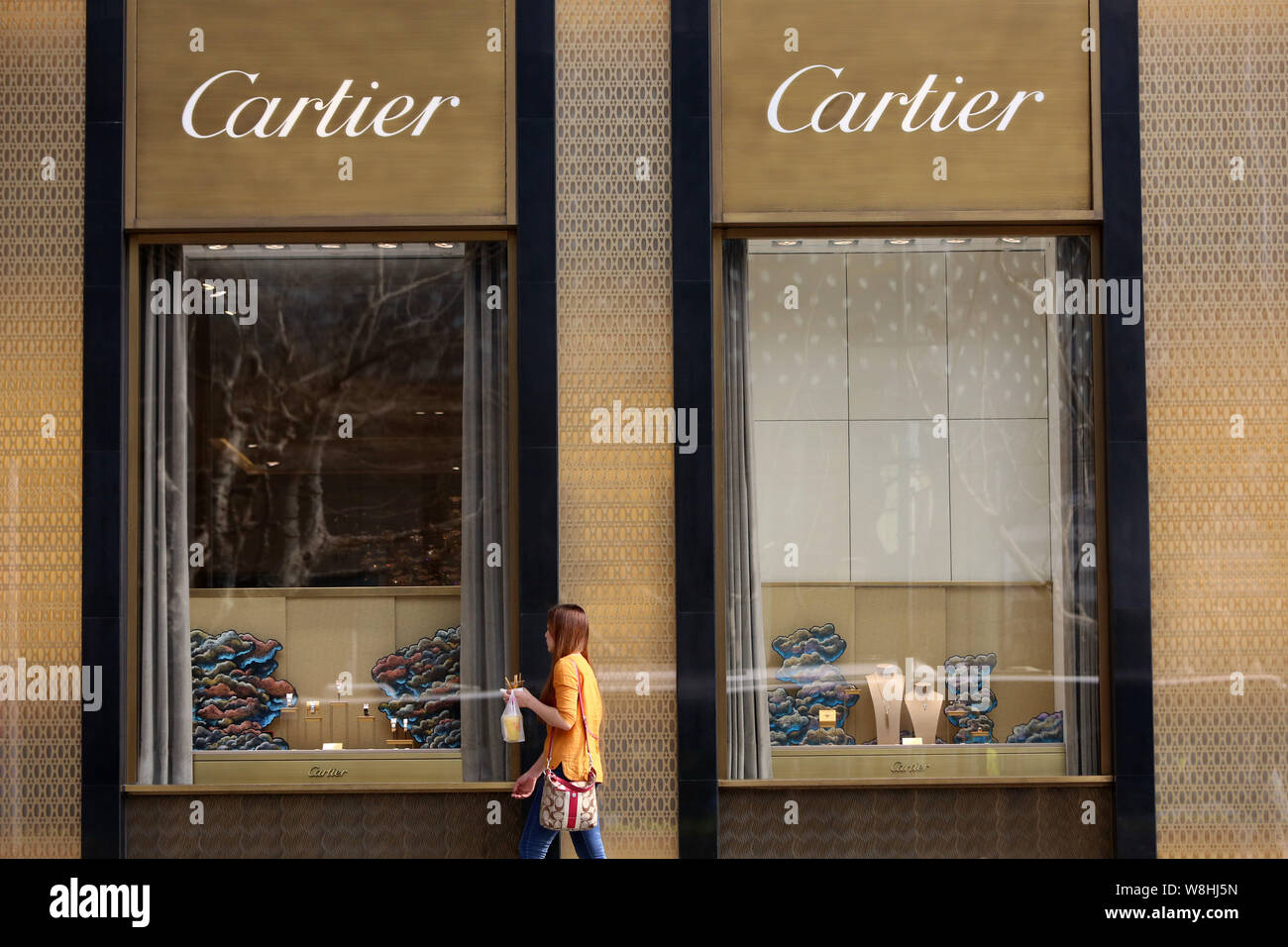 --FILE--A passeggiate a piedi passato una boutique di Cartier in Cina a Shanghai, 31 marzo 2015. L'oro e diamanti di Cartier gioielli sono così popolari wit Foto Stock