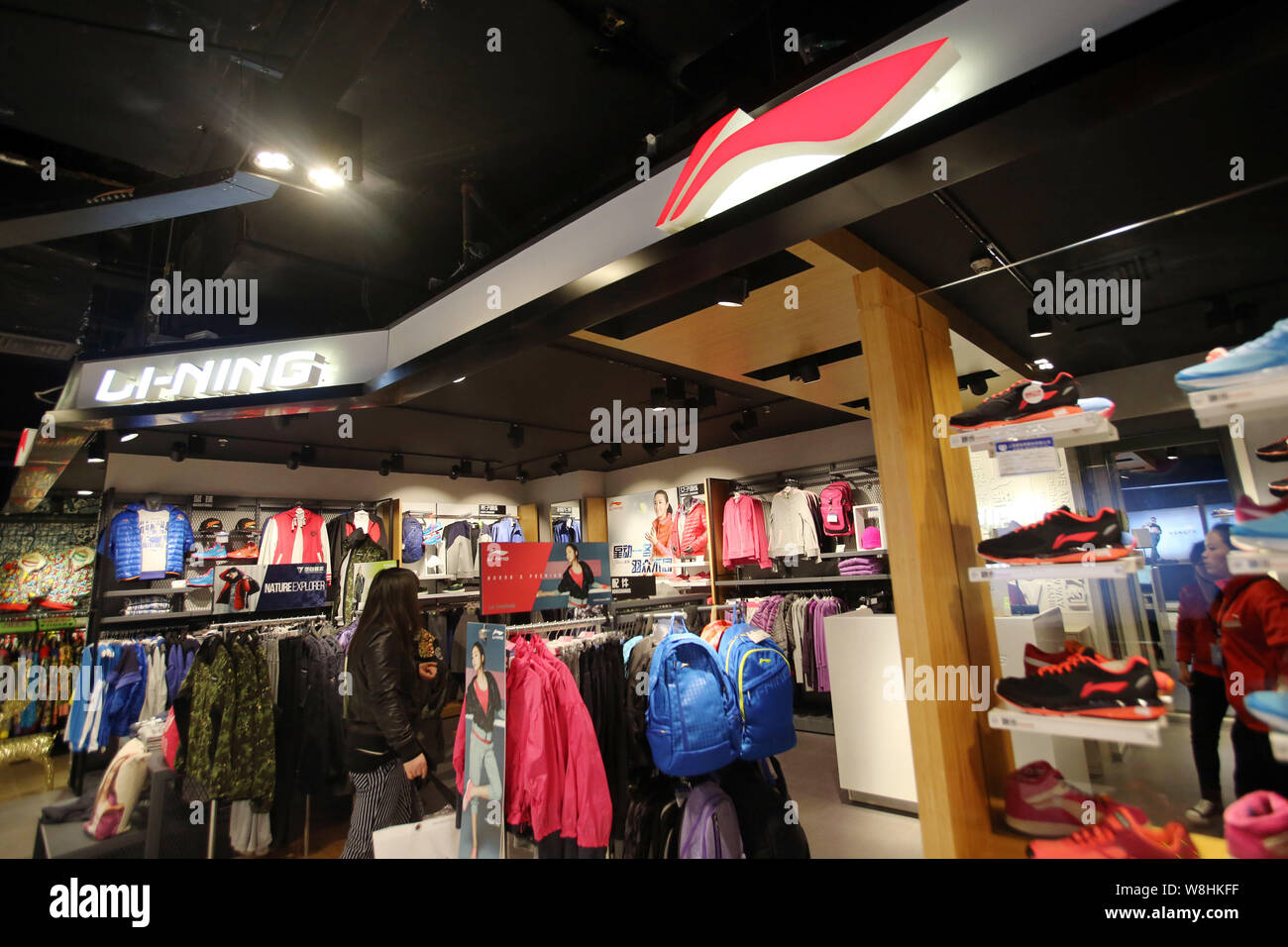 --FILE--un cliente cinese negozi a Li-Ning sportswear store in Cina a Shanghai, il 9 gennaio 2015. La salita e la discesa della società di abbigliamento sportivo Li Ning, Foto Stock