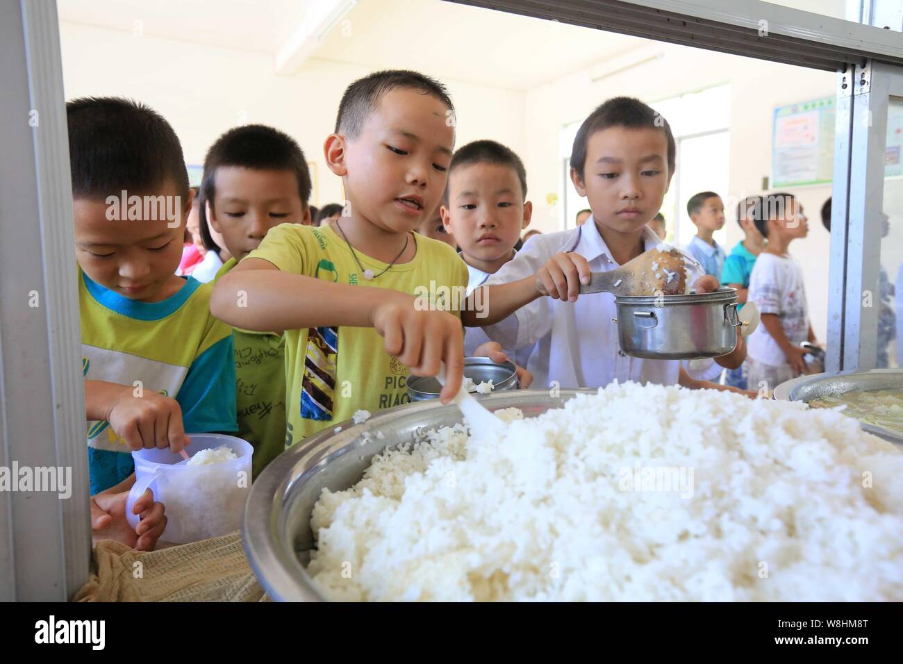 --FILE -- Gli studenti in coda fino a ottenere il riso in una mensa in una scuola primaria in Liuzhou city, a sud della Cina di Guangxi Zhuang Regione autonoma, 1 settembre 20 Foto Stock
