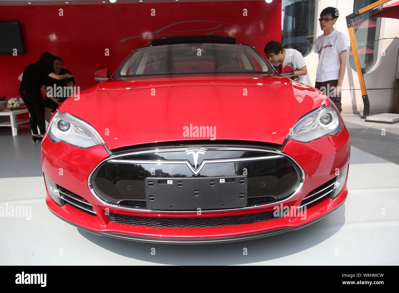 --FILE -- un modello di Tesla S auto elettrica viene visualizzato durante un evento promozionale in Cina a Shanghai, 21 maggio 2015. Tutti di un improvviso, alcuni sell-side analy Foto Stock