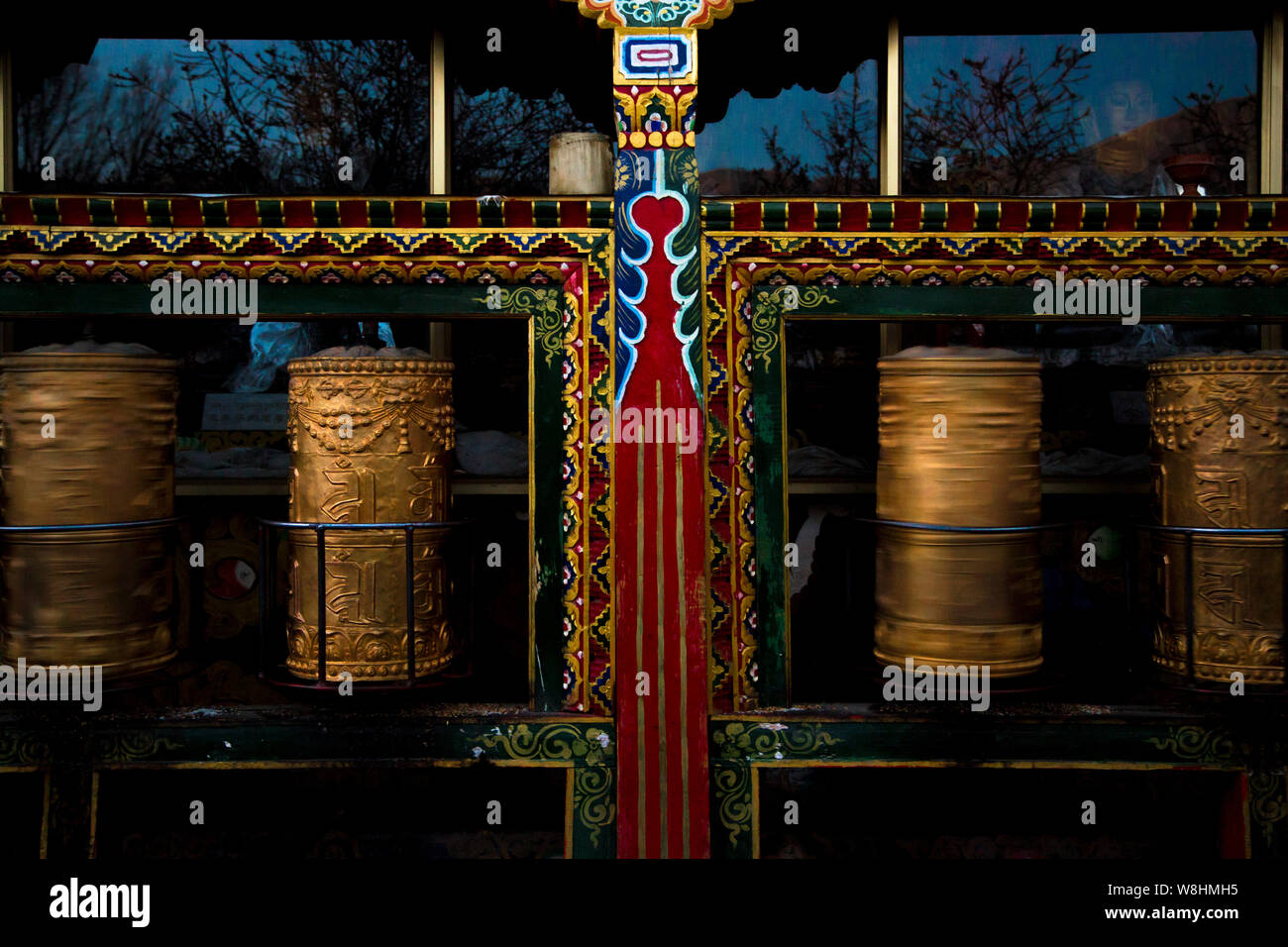 --FILE--vista delle ruote della preghiera sulla collina sacra Chokpori o Chakpori a Lhasa, a sud-ovest della Cina di regione autonoma del Tibet, 2 febbraio 2014. Foto Stock