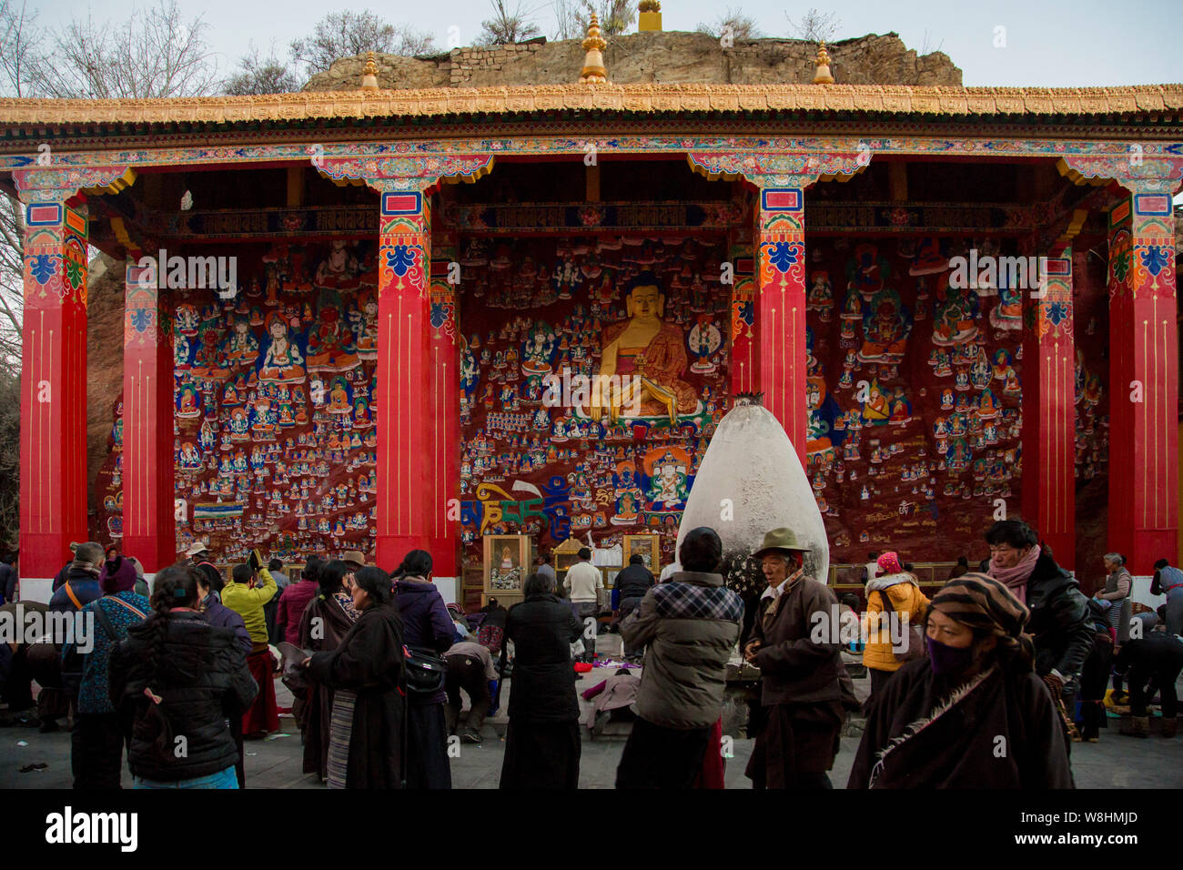 --FILE--pellegrini visitano il tempio sulla collina sacra Chokpori o Chakpori a Lhasa, a sud-ovest della Cina di regione autonoma del Tibet, 2 febbraio 2014. Foto Stock