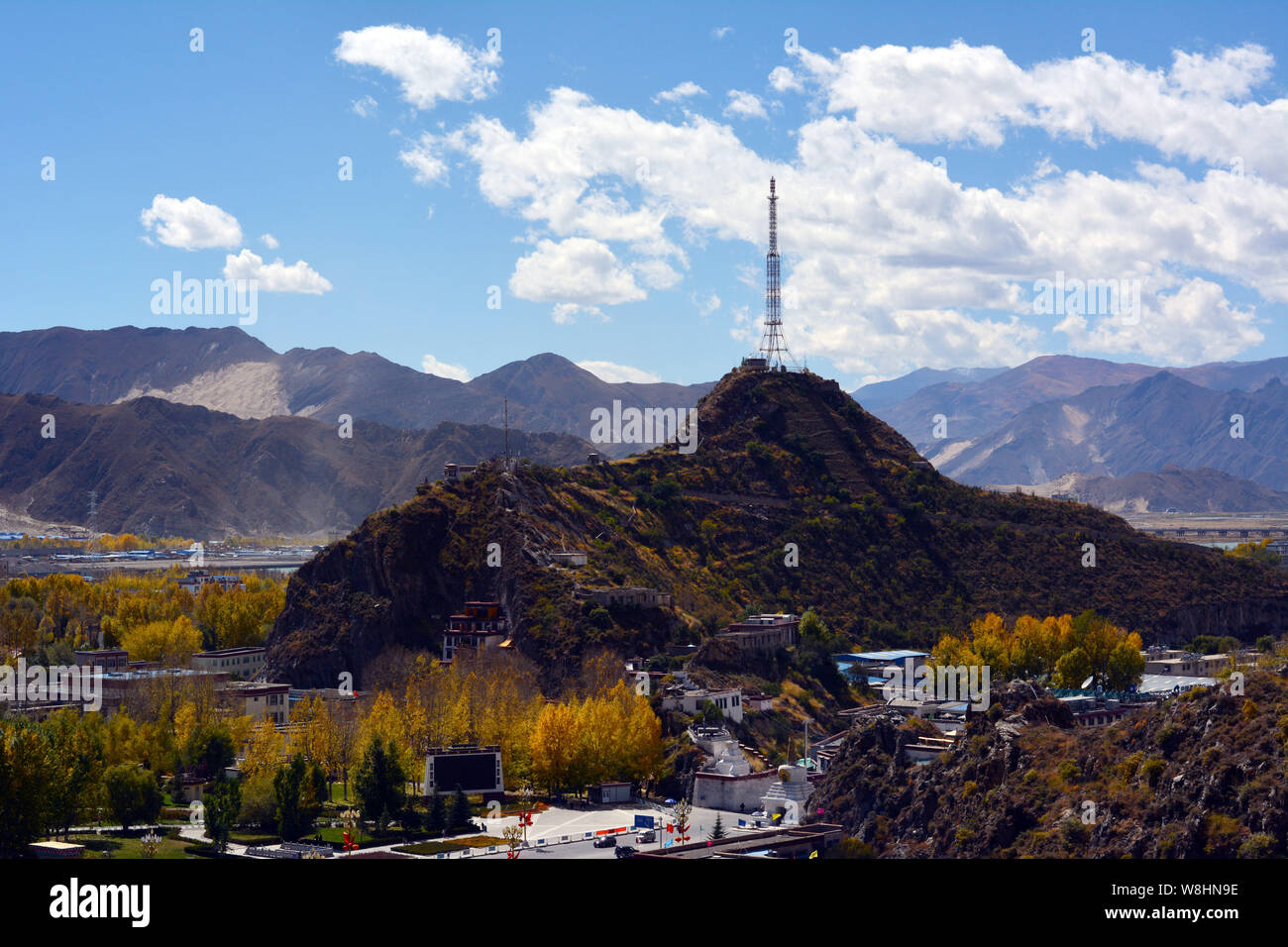 --FILE--Vista generale della collina sacra Chokpori o Chakpori a Lhasa, a sud-ovest della Cina di regione autonoma del Tibet, 11 ottobre 2014. La capitale del Ti Foto Stock