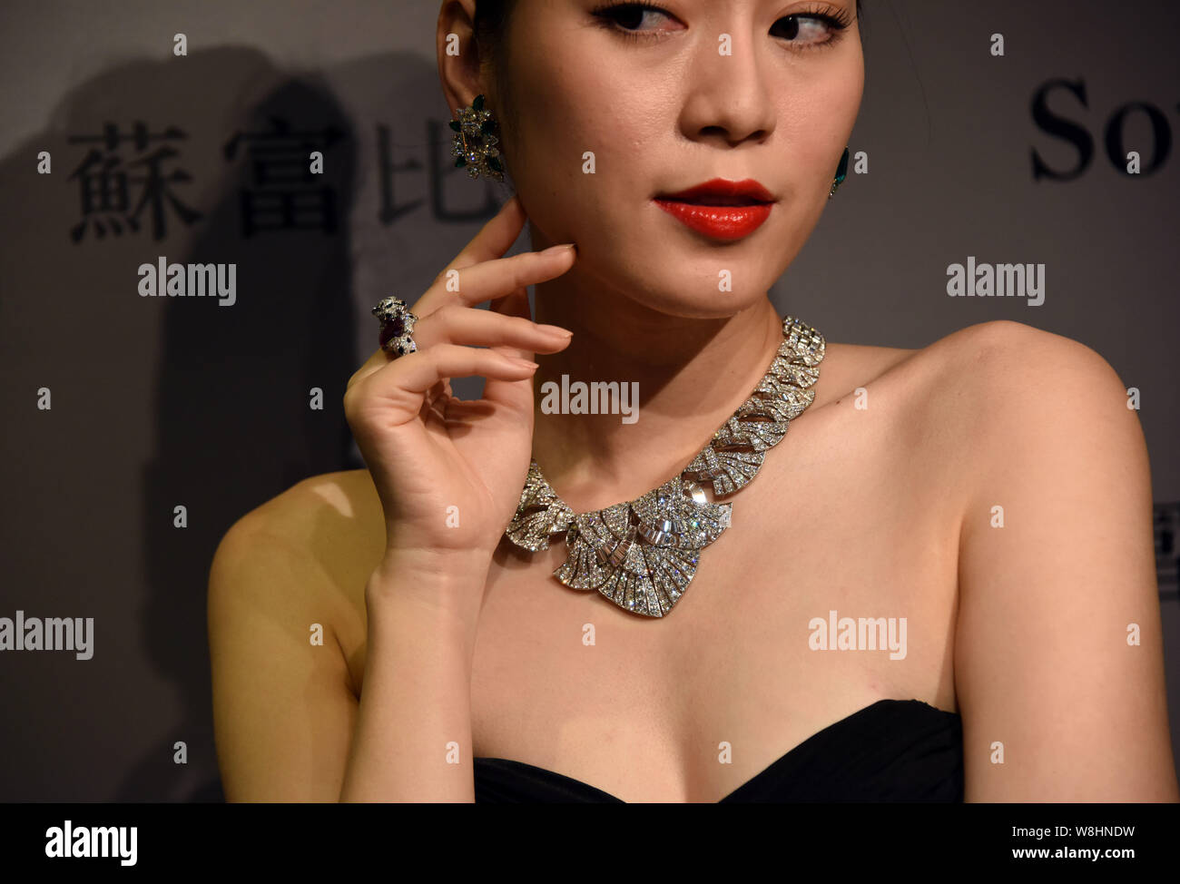 Un modello mostra un rubino e leopard-diamante a forma di anello e una collana di diamanti durante un'anteprima della prossima Sotheby's Hong Kong vendite autunnali di Hong Foto Stock