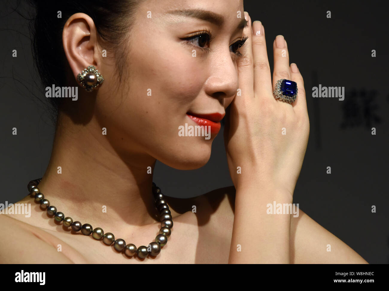 Un modello mostra un Kashmir zaffiro e corona diamantata e una collana di perle durante un'anteprima della prossima Sotheby's Hong Kong vendite autunnali di Hong Kong, Foto Stock