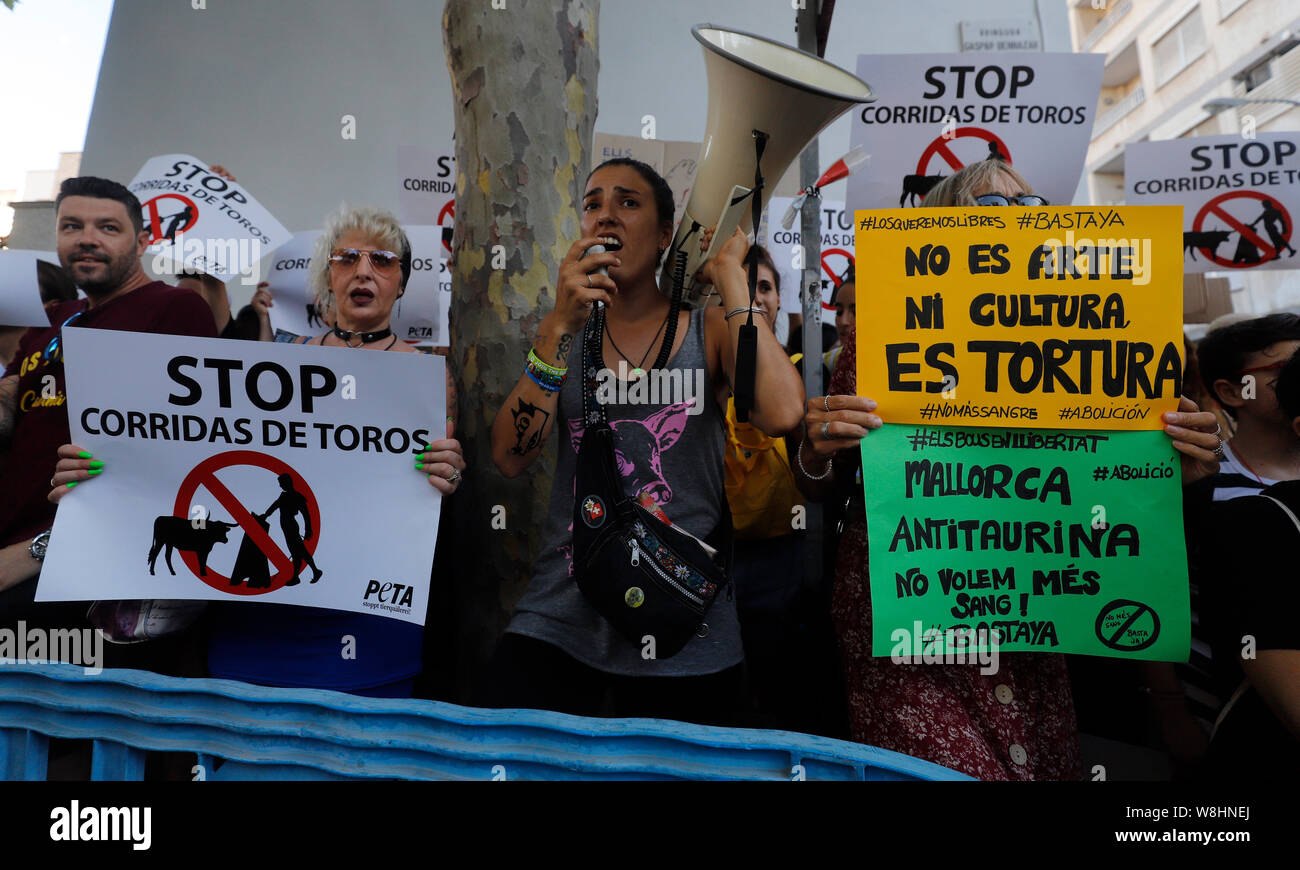 Mallorca, Spagna. 09Aug, 2019. Attivisti per i diritti degli animali prendere parte in una dimostrazione vicino al Coliseo Balear bullring. La corrida ha celebrato una rimonta su Mallorca nonostante la feroce proteste. In corrispondenza del primo "Corrida de Toros" dopo due anni di pausa forzata, gli stands erano ben riempito lungo prima dell'inizio dell'evento. Nel frattempo, circa 400 persone si sono radunate davanti a 'Coliseo Balear' arena due ore prima dell'inizio della manifestazione per protestare contro lo spettacolo cruento. Credito: Clara Margais/dpa/Alamy Live News Foto Stock