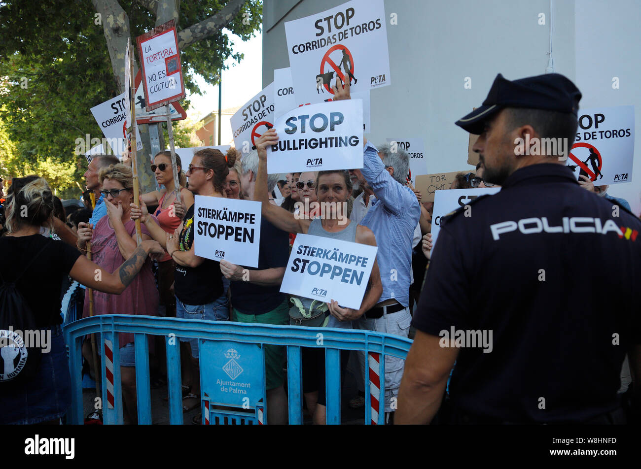 Mallorca, Spagna. 09Aug, 2019. Attivisti per i diritti degli animali prendere parte in una dimostrazione vicino al Coliseo Balear bullring. La corrida ha celebrato una rimonta su Mallorca nonostante la feroce proteste. In corrispondenza del primo "Corrida de Toros" dopo due anni di pausa forzata, gli stands erano ben riempito lungo prima dell'inizio dell'evento. Nel frattempo, circa 400 persone si sono radunate davanti a 'Coliseo Balear' arena due ore prima dell'inizio della manifestazione per protestare contro lo spettacolo cruento. Credito: Clara Margais/dpa/Alamy Live News Foto Stock