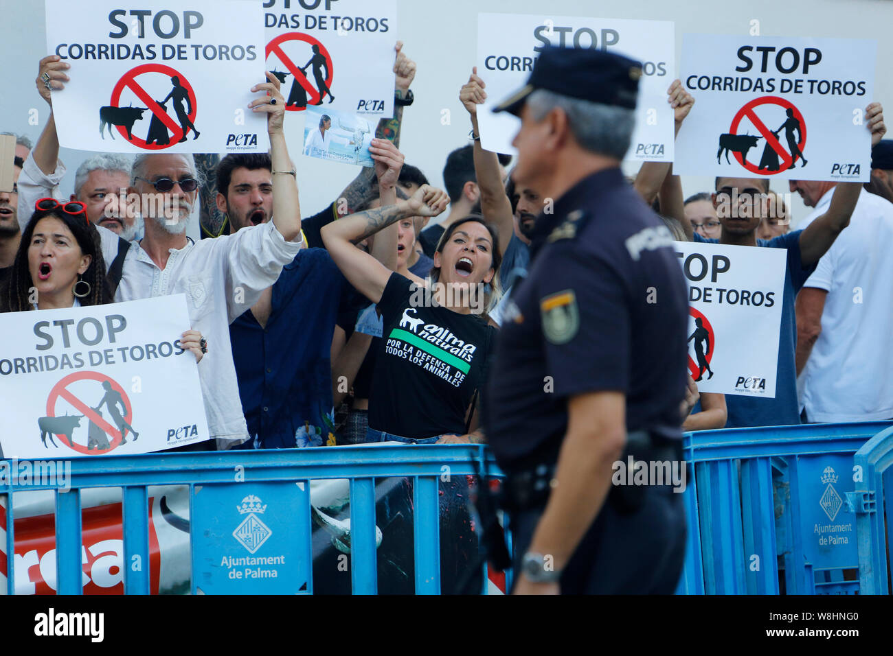 Mallorca, Spagna. 09Aug, 2019. Attivisti per i diritti degli animali prendere parte in una dimostrazione vicino al Coliseo Balear bullring. La corrida ha celebrato una rimonta su Mallorca nonostante la feroce proteste. In corrispondenza del primo "Corrida de Toros" dopo due anni di pausa forzata, gli stands erano ben riempito lungo prima dell'inizio dell'evento. Nel frattempo, circa 400 persone si sono radunate davanti a 'Coliseo Balear' arena due ore prima dell'inizio della manifestazione per protestare contro lo spettacolo cruento. Credito: Clara Margais/dpa/Alamy Live News Foto Stock