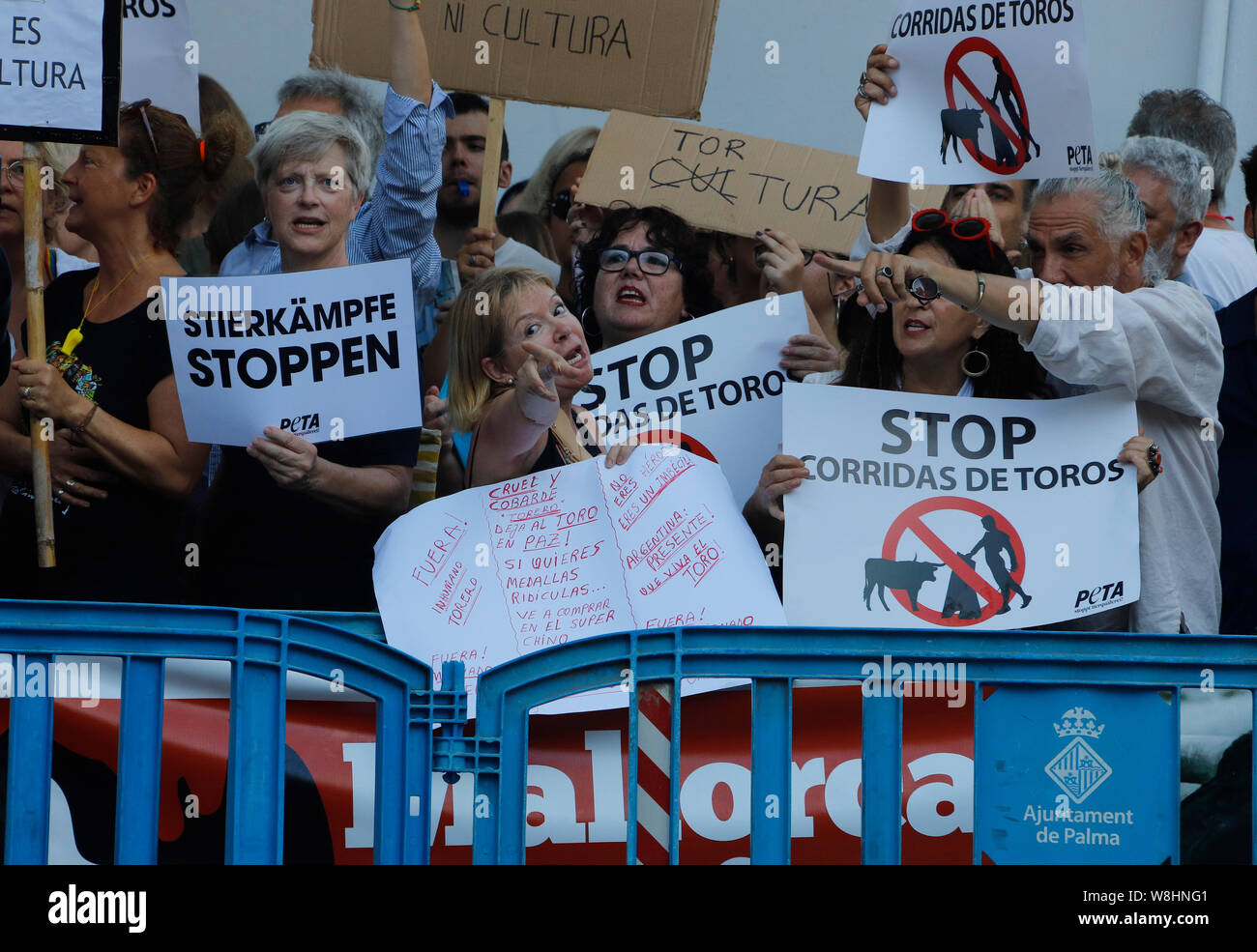 Mallorca, Spagna. 09Aug, 2019. Attivisti per i diritti degli animali prendere parte in una dimostrazione vicino al Coliseo Balear bullring. La corrida ha celebrato una rimonta su Mallorca nonostante la feroce proteste. In corrispondenza del primo "Corrida de Toros" dopo due anni di pausa forzata, gli stands erano ben riempito lungo prima dell'inizio dell'evento. Nel frattempo, circa 400 persone si sono radunate davanti a 'Coliseo Balear' arena due ore prima dell'inizio della manifestazione per protestare contro lo spettacolo cruento. Credito: Clara Margais/dpa/Alamy Live News Foto Stock