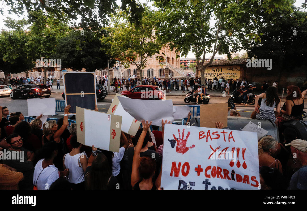 Mallorca, Spagna. 09Aug, 2019. Attivisti per i diritti degli animali prendere parte in una dimostrazione vicino al Coliseo Balear bullring. La corrida ha celebrato una rimonta su Mallorca nonostante la feroce proteste. In corrispondenza del primo "Corrida de Toros" dopo due anni di pausa forzata, gli stands erano ben riempito lungo prima dell'inizio dell'evento. Nel frattempo, circa 400 persone si sono radunate davanti a 'Coliseo Balear' arena due ore prima dell'inizio della manifestazione per protestare contro lo spettacolo cruento. Credito: Clara Margais/dpa/Alamy Live News Foto Stock