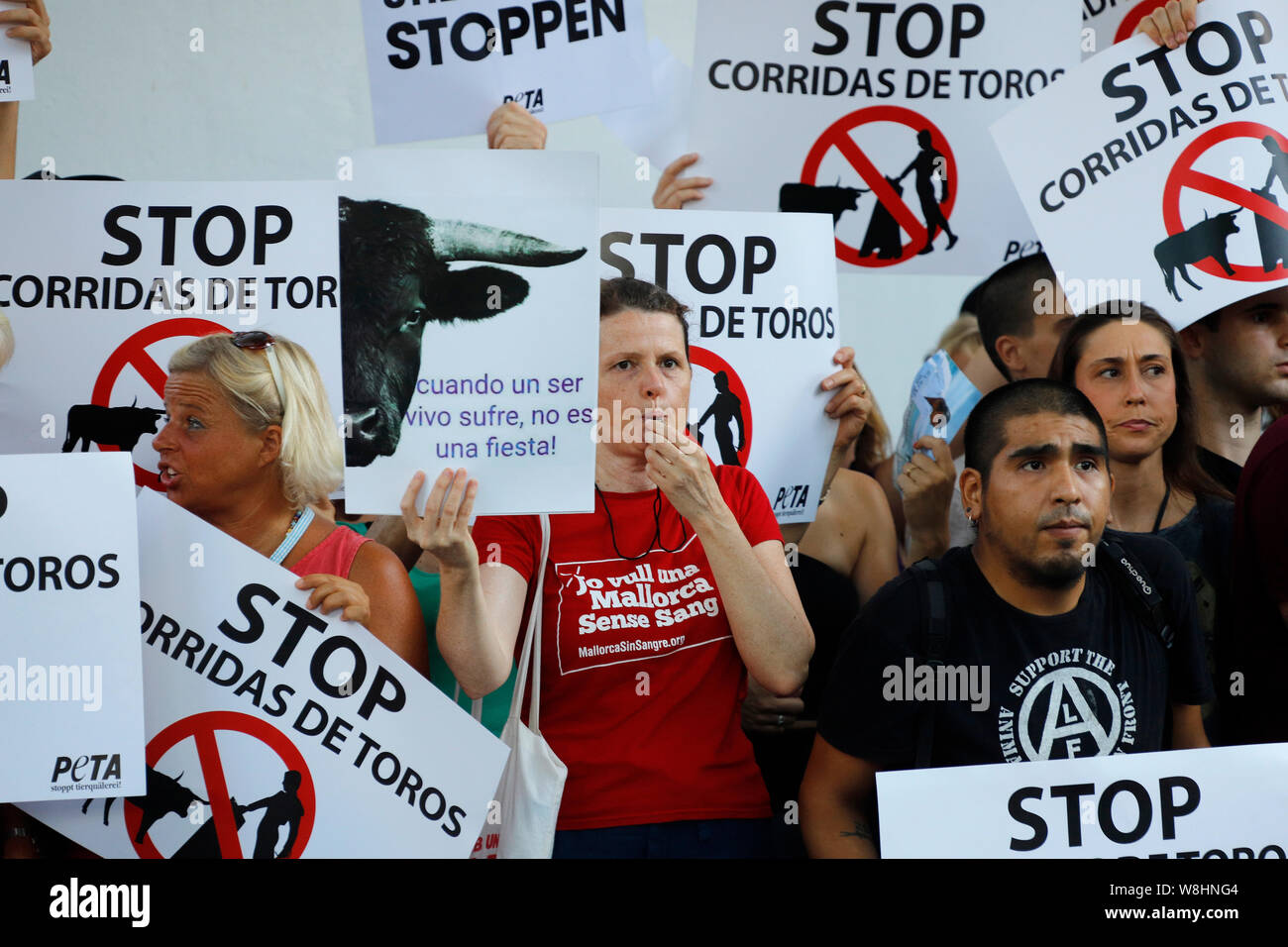 Mallorca, Spagna. 09Aug, 2019. Attivisti per i diritti degli animali prendere parte in una dimostrazione vicino al Coliseo Balear bullring. La corrida ha celebrato una rimonta su Mallorca nonostante la feroce proteste. In corrispondenza del primo "Corrida de Toros" dopo due anni di pausa forzata, gli stands erano ben riempito lungo prima dell'inizio dell'evento. Nel frattempo, circa 400 persone si sono radunate davanti a 'Coliseo Balear' arena due ore prima dell'inizio della manifestazione per protestare contro lo spettacolo cruento. Credito: Clara Margais/dpa/Alamy Live News Foto Stock