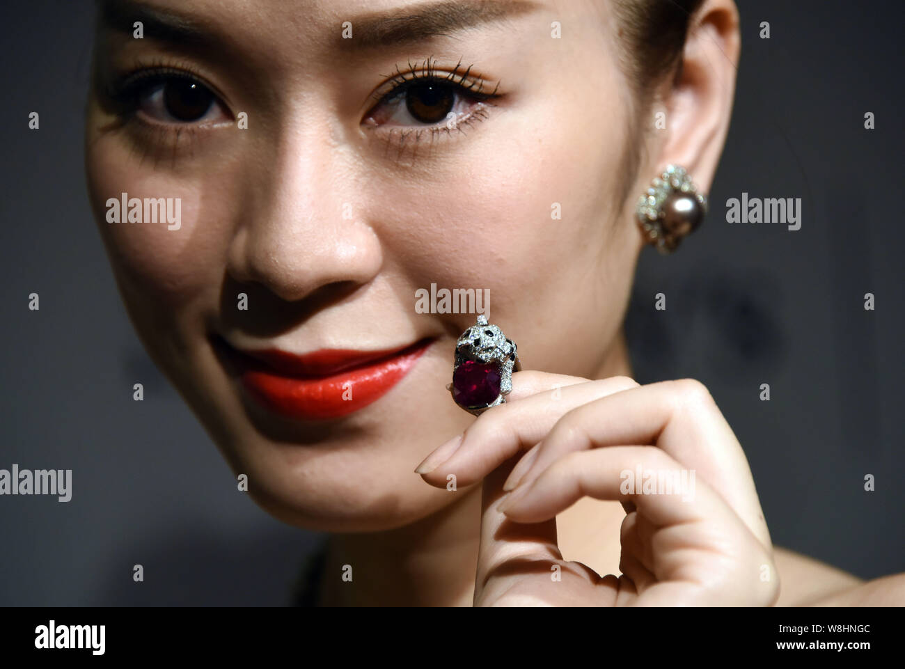 Un modello mostra un rubino e leopard a forma di anello diamante durante un'anteprima della prossima Sotheby's Hong Kong vendite autunnali di Hong Kong, Cina, 9 Septembe Foto Stock