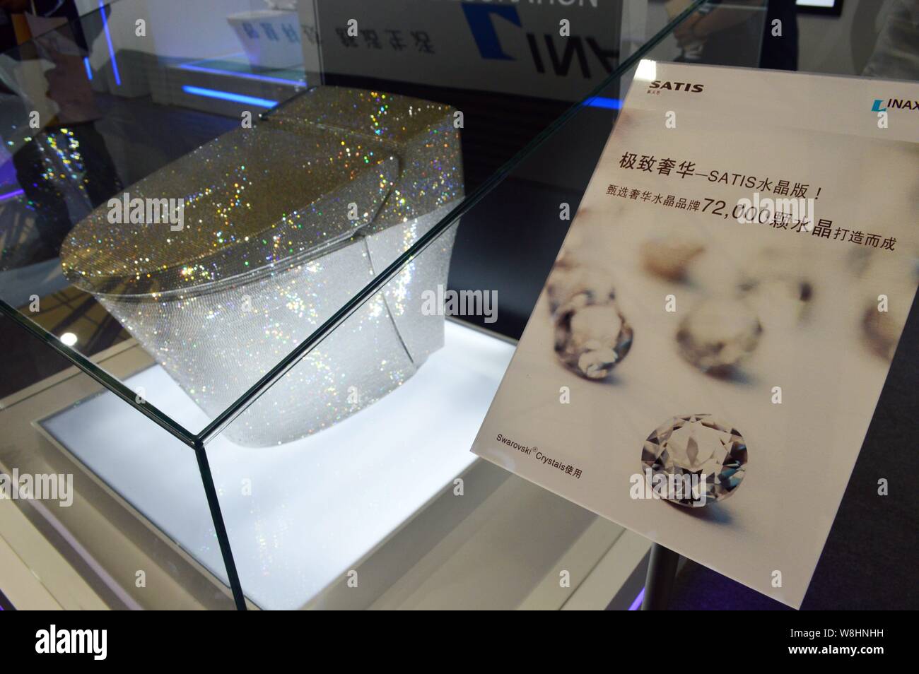 Una toletta decorate con 72.000 cristalli Swarovski è in esposizione presso  lo stand di INAX giapponese di accessori bagno maker LIXIL durante la  Cucina Foto stock - Alamy