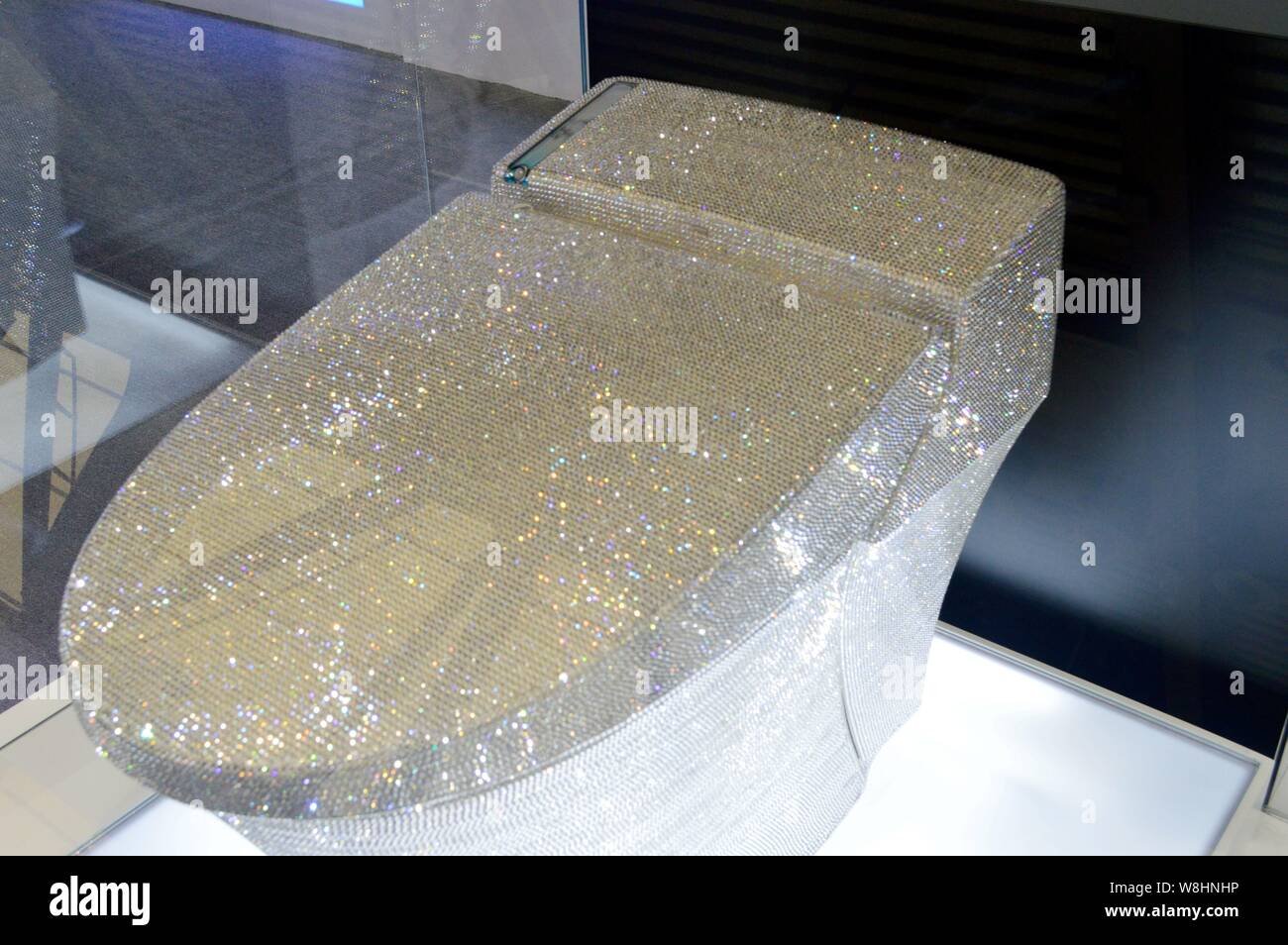 Una toletta decorate con 72.000 cristalli Swarovski è in esposizione presso  lo stand di INAX giapponese di accessori bagno maker LIXIL durante la  Cucina Foto stock - Alamy