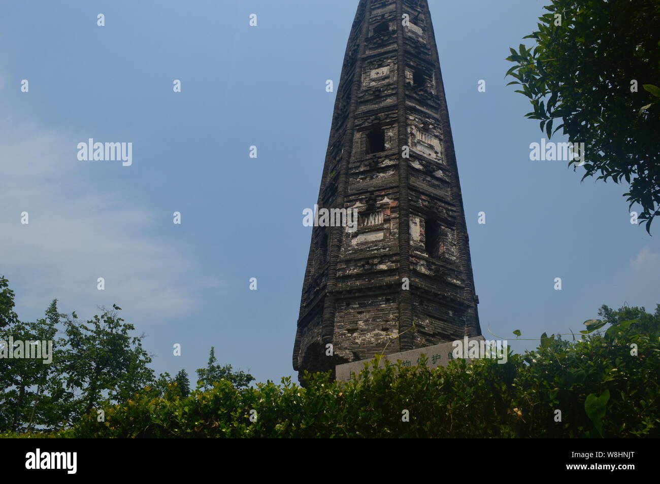 Vista della Montagna Tianma Tower, che era stato costruito nel 1079 (Northern Song Dynasty) e poggia adesso 7,10 ã fuori centro, nel Quartiere Songjiang, Shanghai, Ch Foto Stock