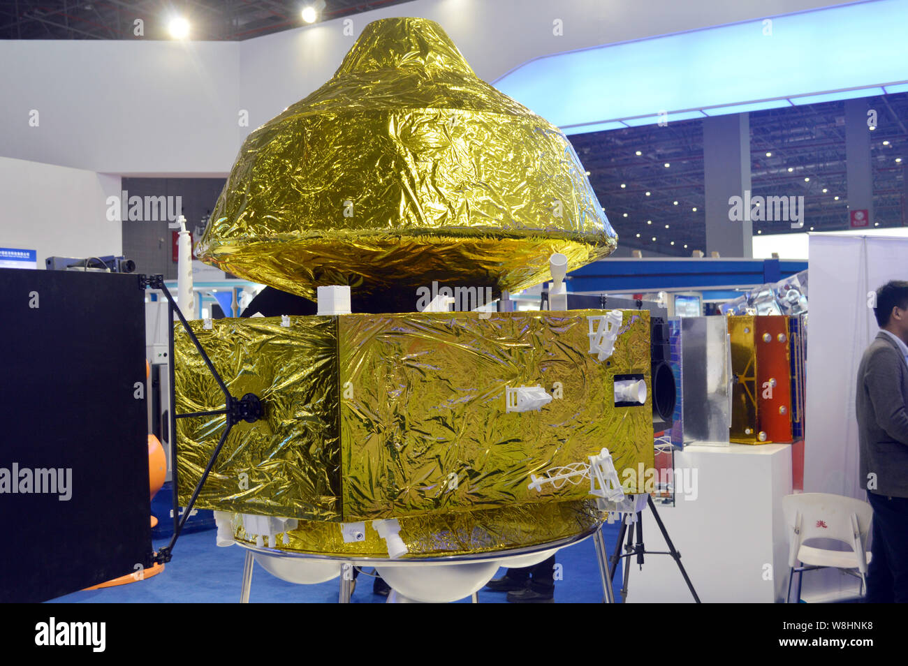 Un modello di prototipo della Cina la sonda Mars è in esposizione presso lo stand della Cina Aerospace Science and Technology Corporation durante il XVII Cina giornat Foto Stock